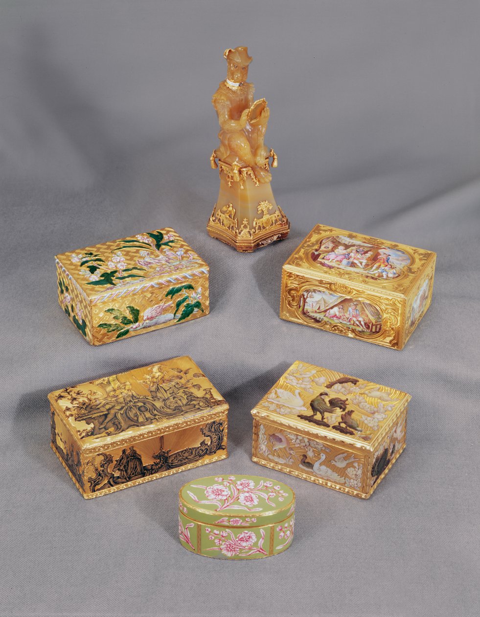 Vier Louis XV stijl geëmailleerde gouden snuifdozen, Stroganoff, en Duitse apen snuifdoos door Unbekannt