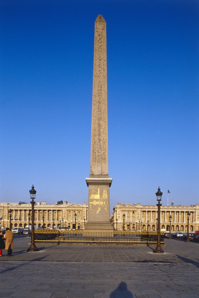 Frankrijk, Parijs, Obelisk van Luxor op de Place de la Concorde, Egyptische obelisk torent boven gebouw bedekt met vergulde hiërogliefen. door Unbekannt