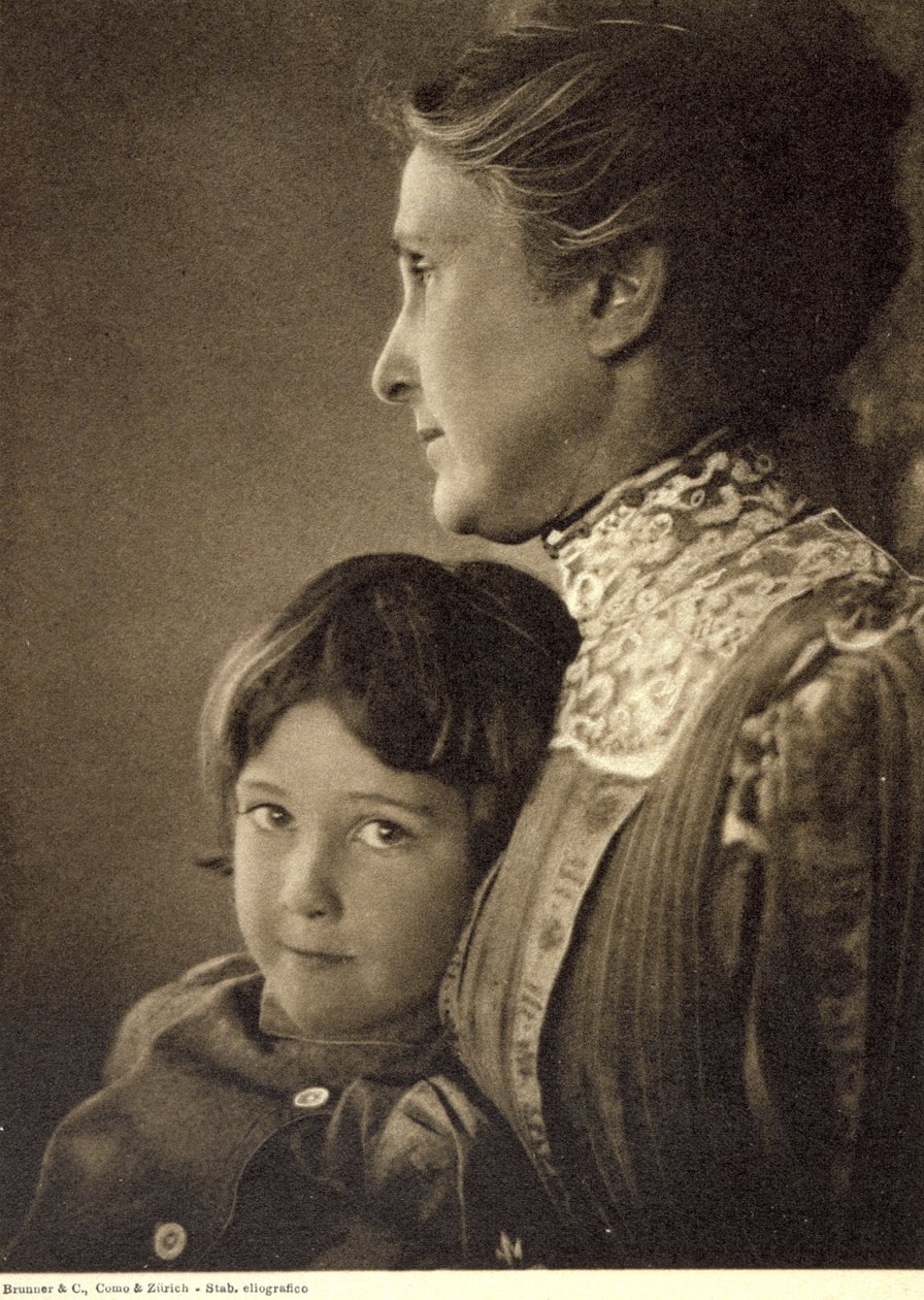 Halflang portret van een kind teder omhelsd door een oudere dame. De vrouw poseert met haar gezicht in profiel, terwijl ze de borst van de kleine jongen vasthoudt. Hij heeft een levendige en brutale blik, gericht op de camera door Unbekannter Künstler
