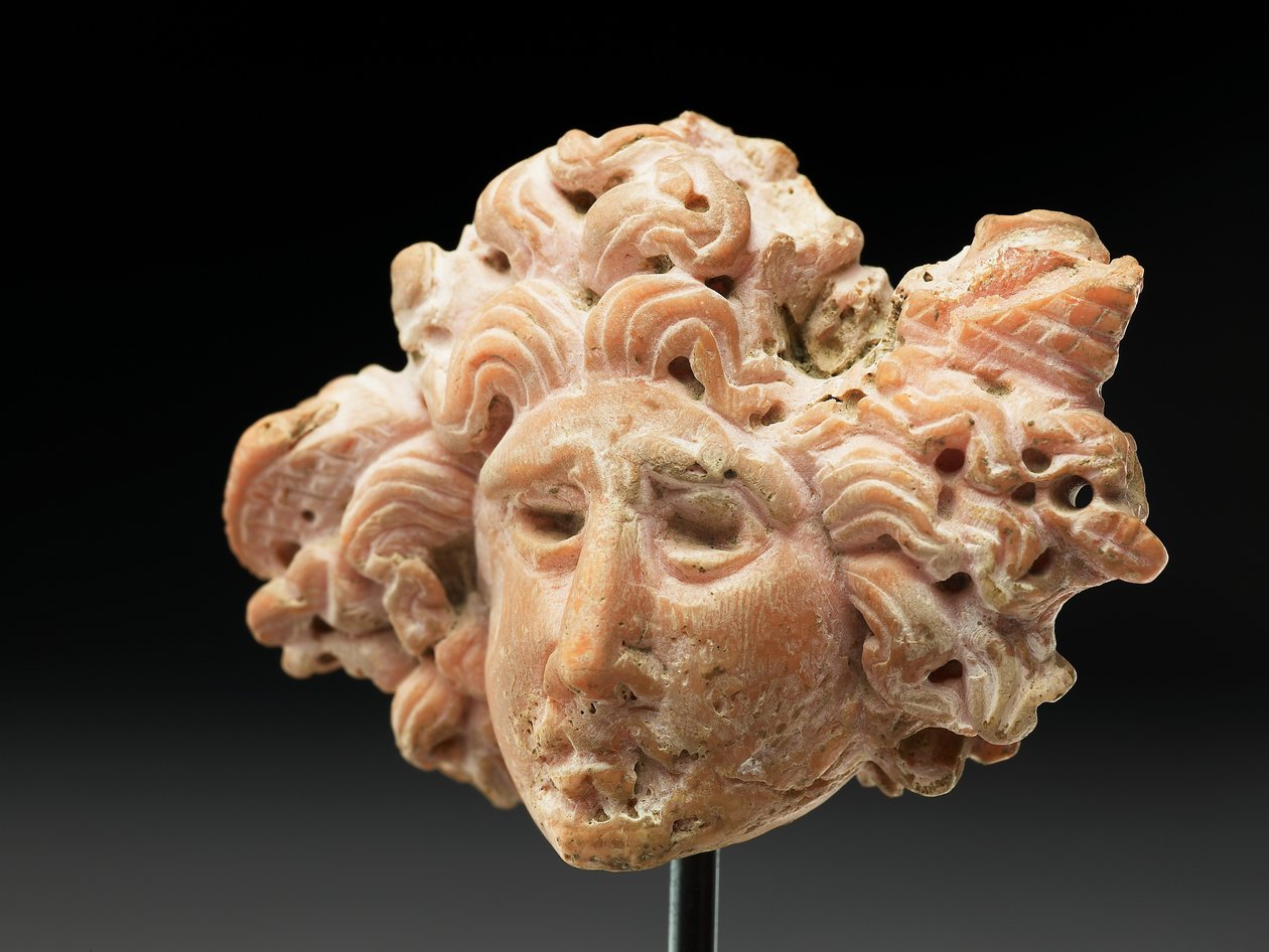 Hoofd van Medusa, uit Bactrië of Gandhara, 2e-1e eeuw v.Chr. (roze koraal) door Unbekannt