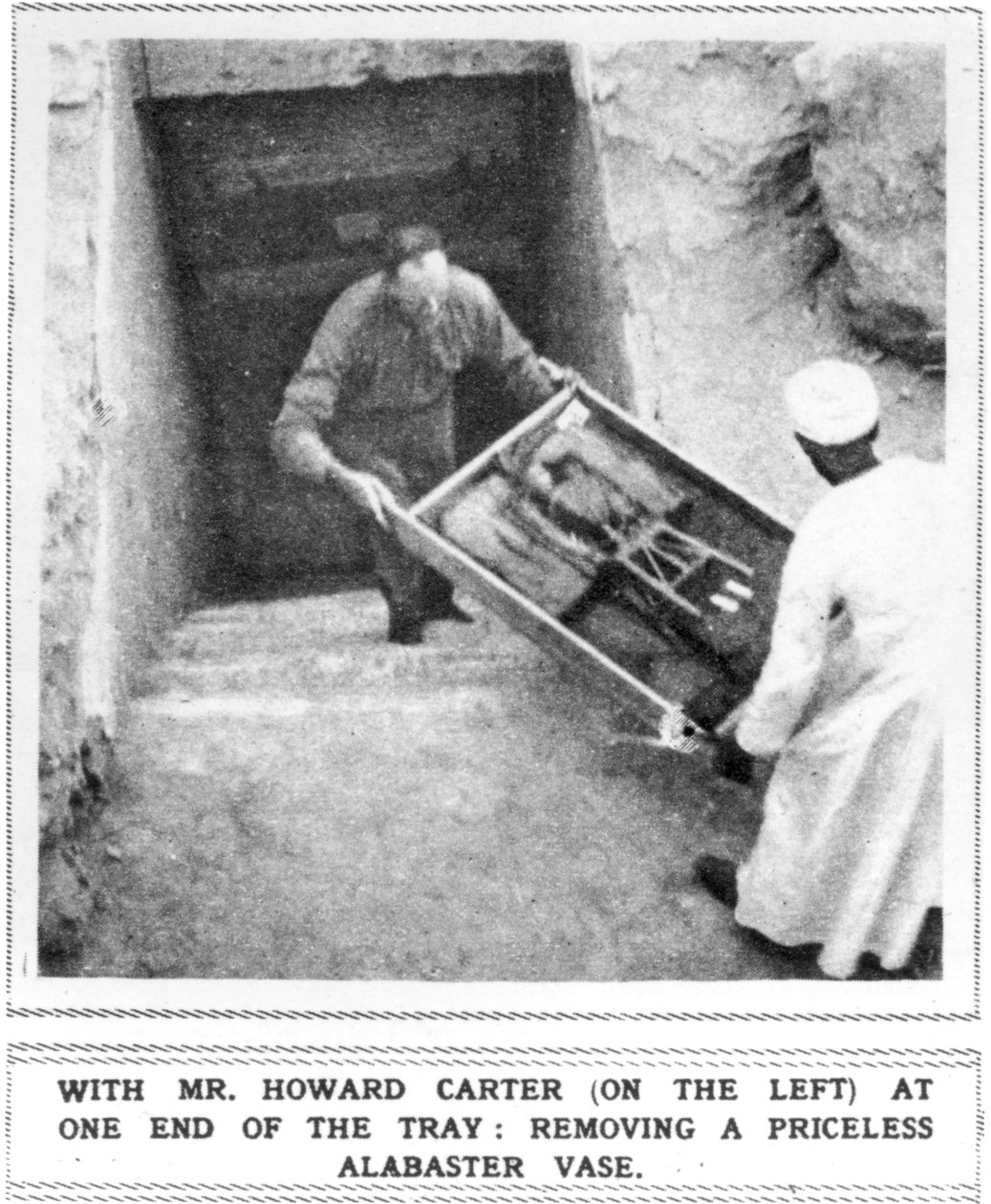 Howard Carter (1874-1939) verwijdert schatten uit het graf van Toetanchamon door Unbekannt
