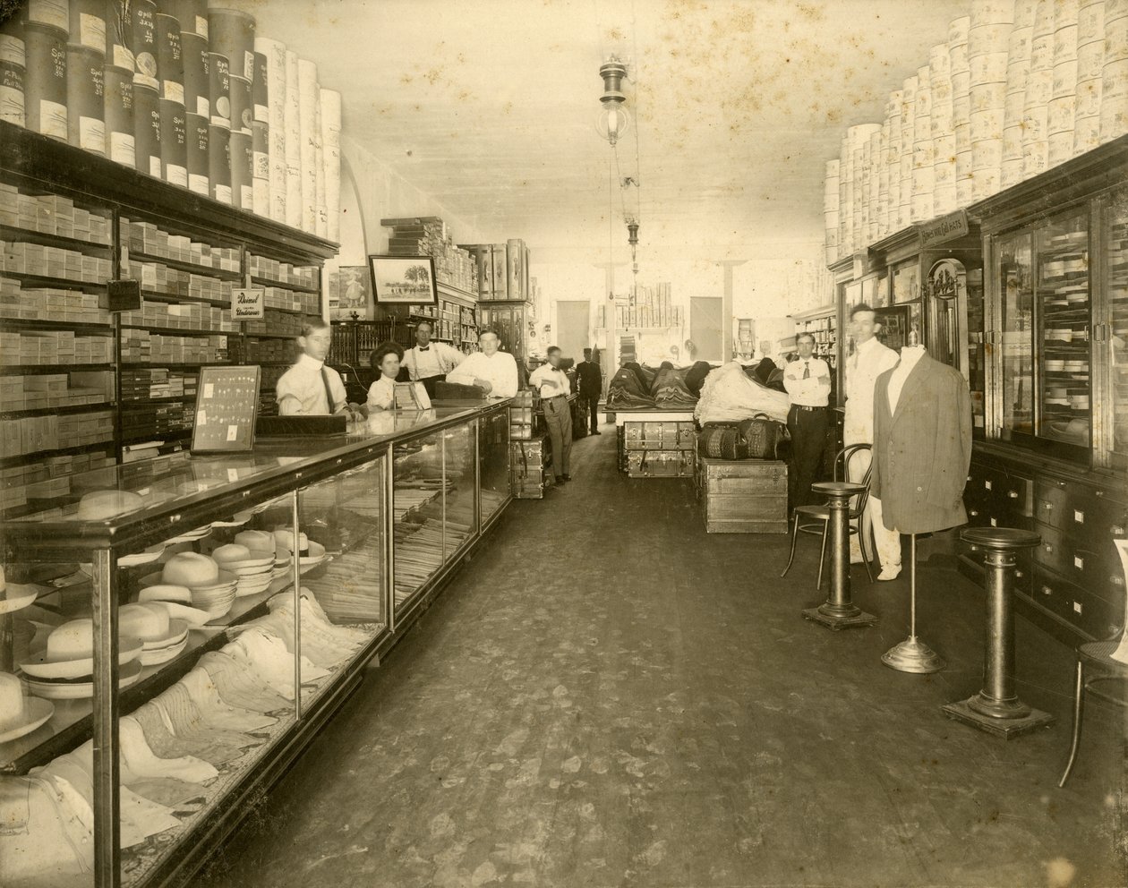 Interieur van John Sewell & Co. Schoenenwinkel op 304-6 12th Avenue (Flagler Street), ca. 1910 door Unbekannt