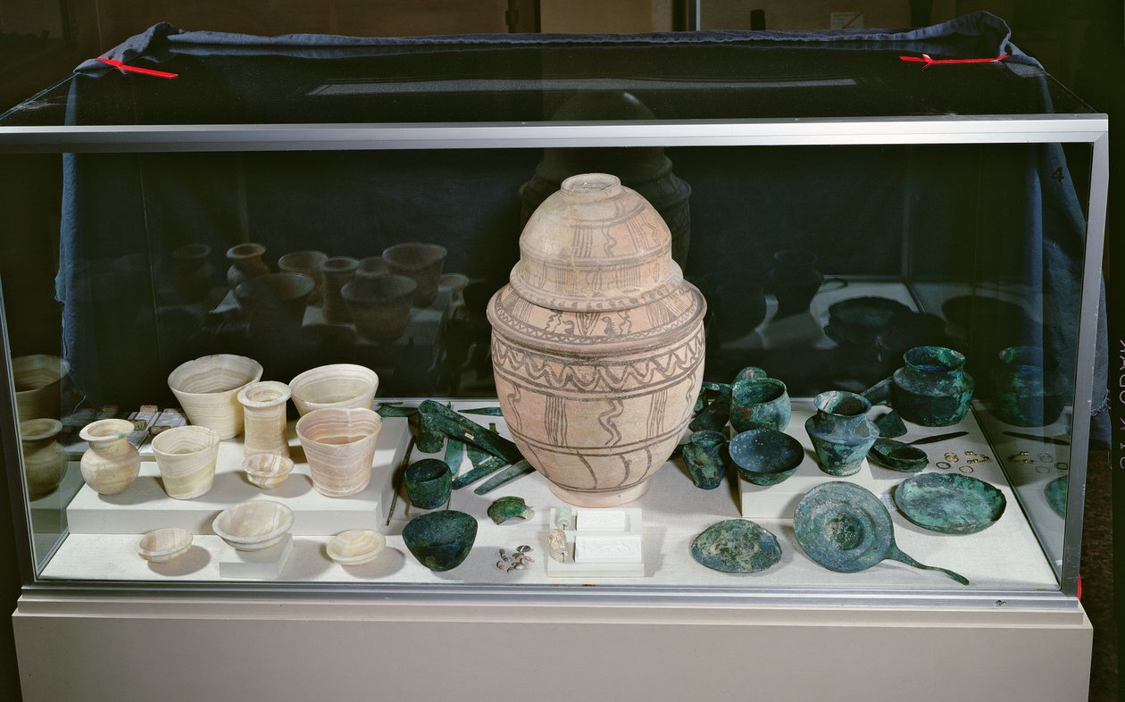 "Kruik met de Schat", c.2500-2400 v.Chr. (terracotta, albast, koper uit Oman en steen) door Unbekannt