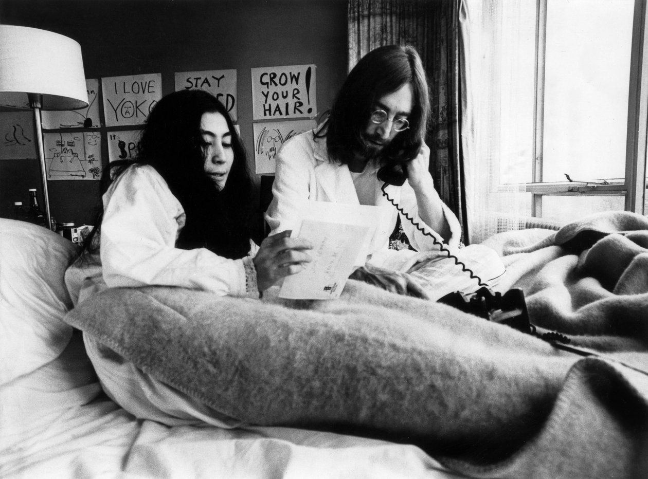 John Lennon en Yoko Ono in het Hilton Hotel in Amsterdam, 25 maart 1969 (zwart-wit foto) door Unbekannt