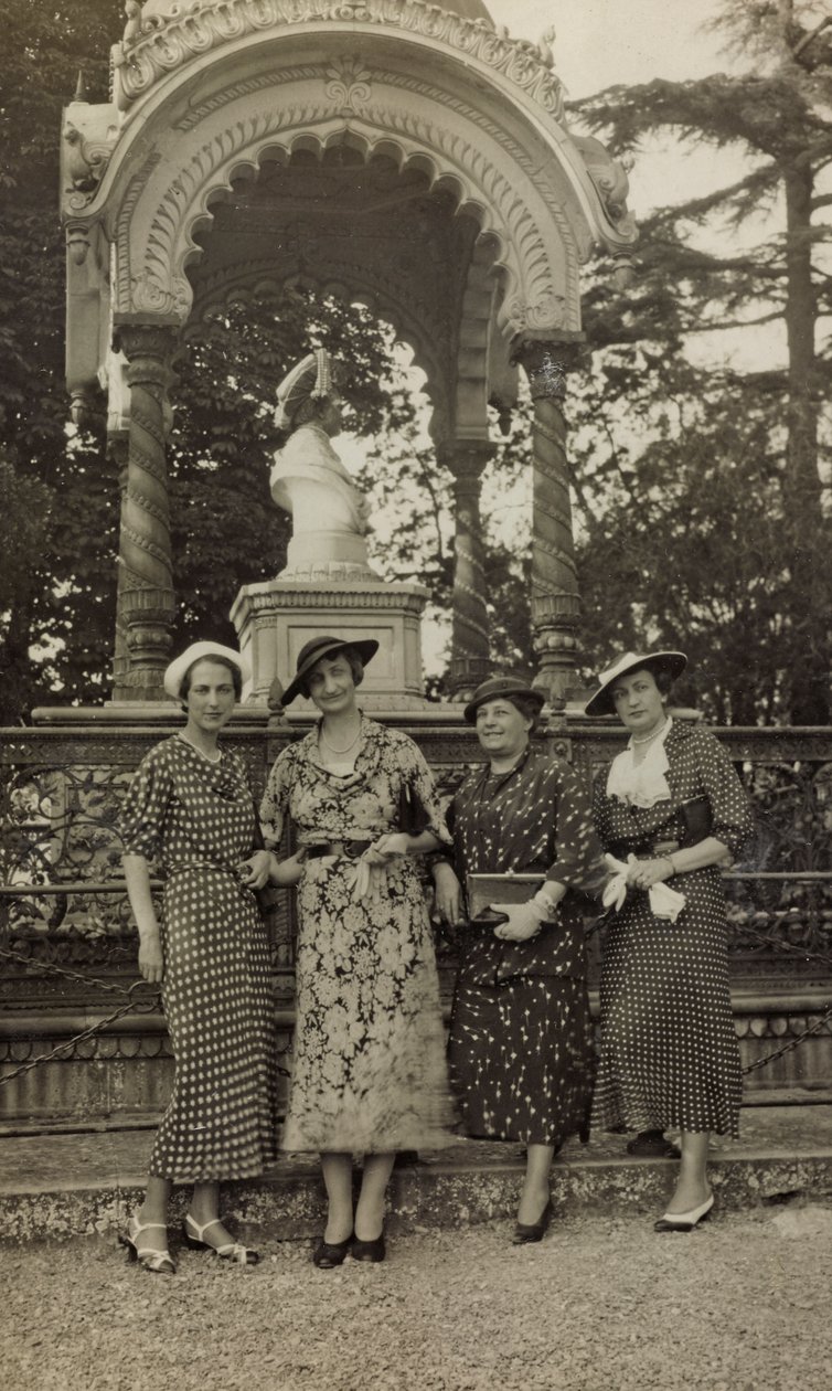 Dames poseren onder het monument voor de Indiër in het Parco delle Cascine van Florence door Unbekannter Künstler