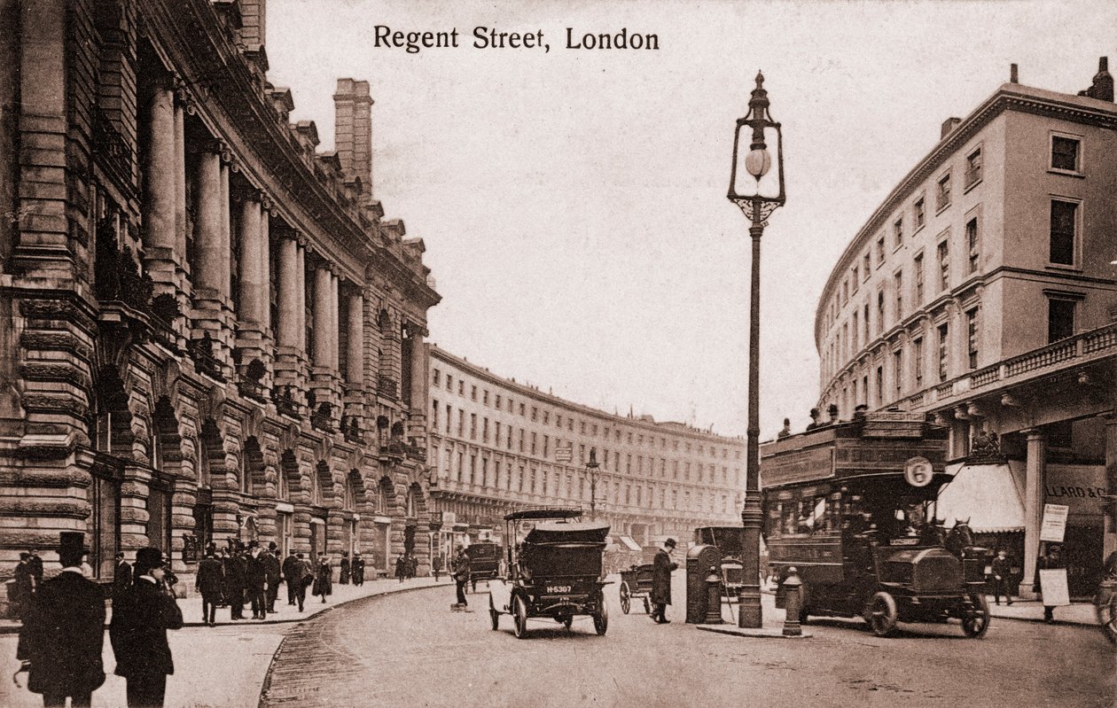 Londen - Regent Street met vroege trams, auto