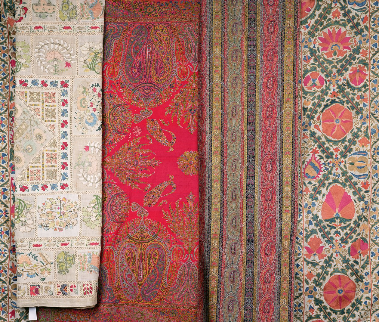 Mihrab Susani, Oezbekistan, eind 19e eeuw (zijde); Sjaal, Kasjmir, gemaakt door Momtaz door Unbekannt
