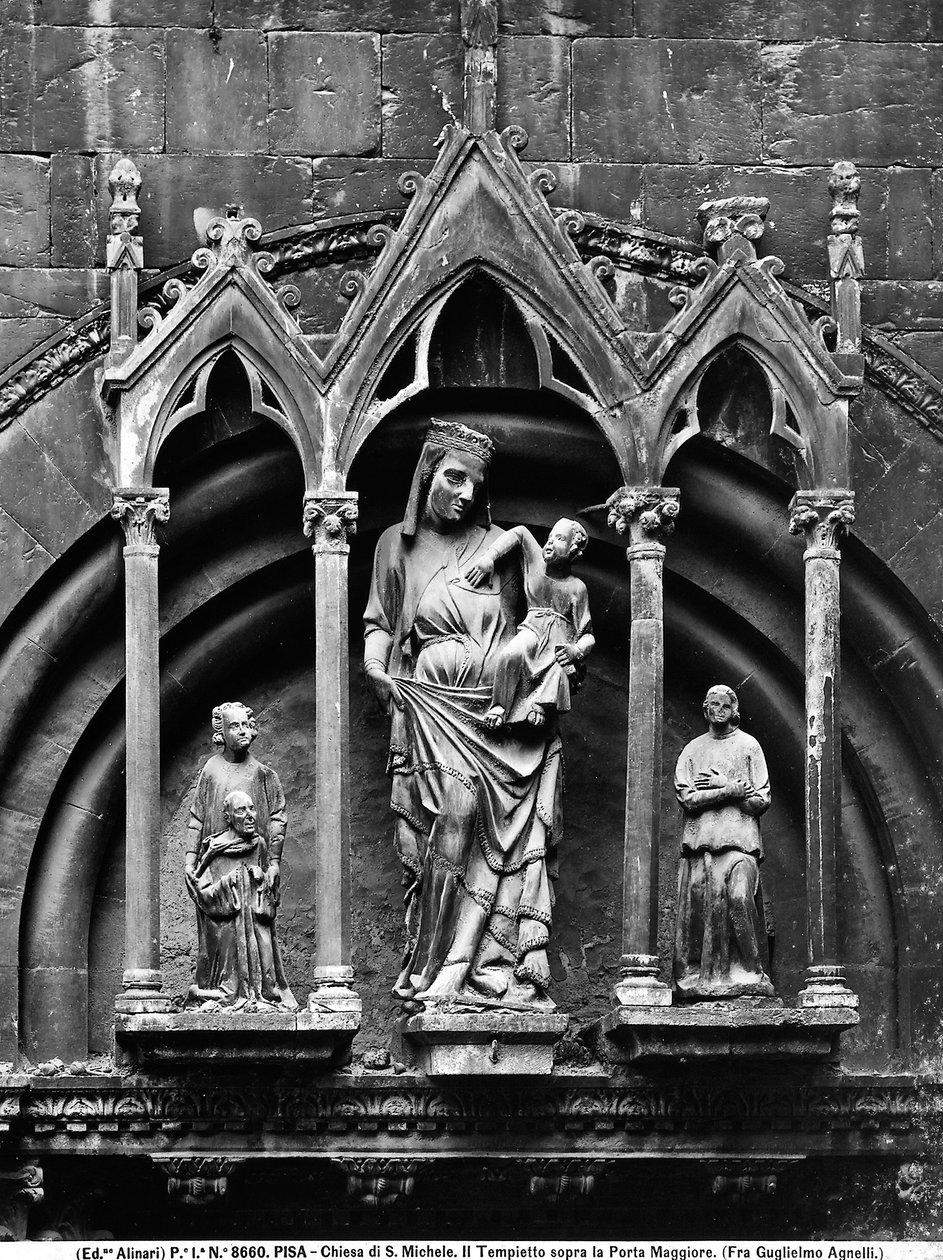 Madonna met Kind en twee Heiligen. Schilderij door Broeder Guglielmo Agnelli in de kleine tempel boven het Hoofdportaal, Kerk van San Michele in Borgo, Pisa. door Unbekannt