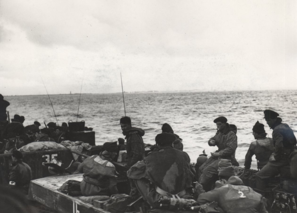 Mariniers van 41 (RM) Commando aan boord van LCT (Landing Craft Tank) 532, naderen Westkapelle tijdens de landingen op Walcheren, Nederland door Unbekannt