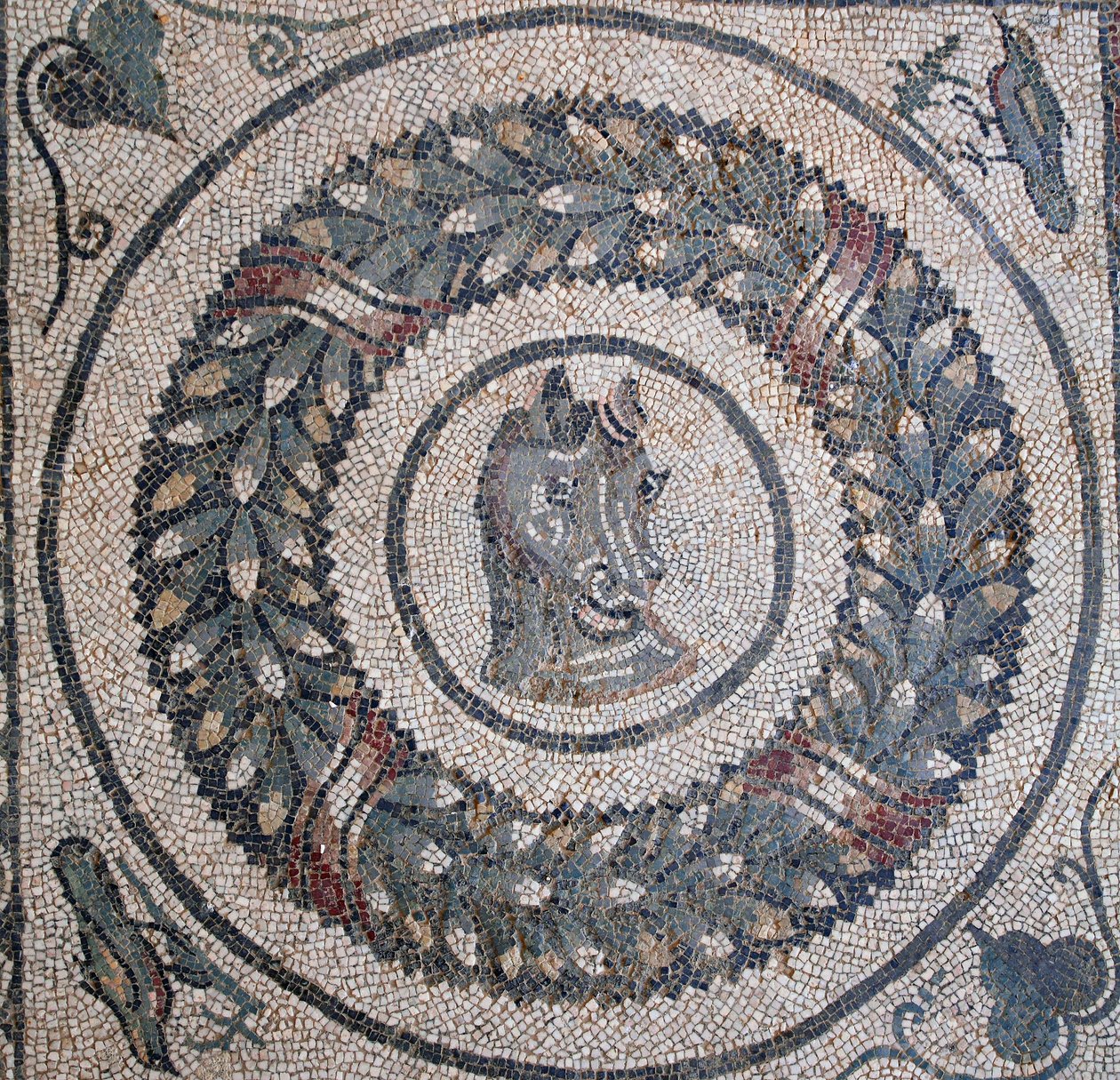 Mozaïek van het peristilium. Detail van een paardenkop. 3e - 4e eeuw. Romeinse Villa van de Casale, Sicilië. UNESCO-site. door William M. Timlin