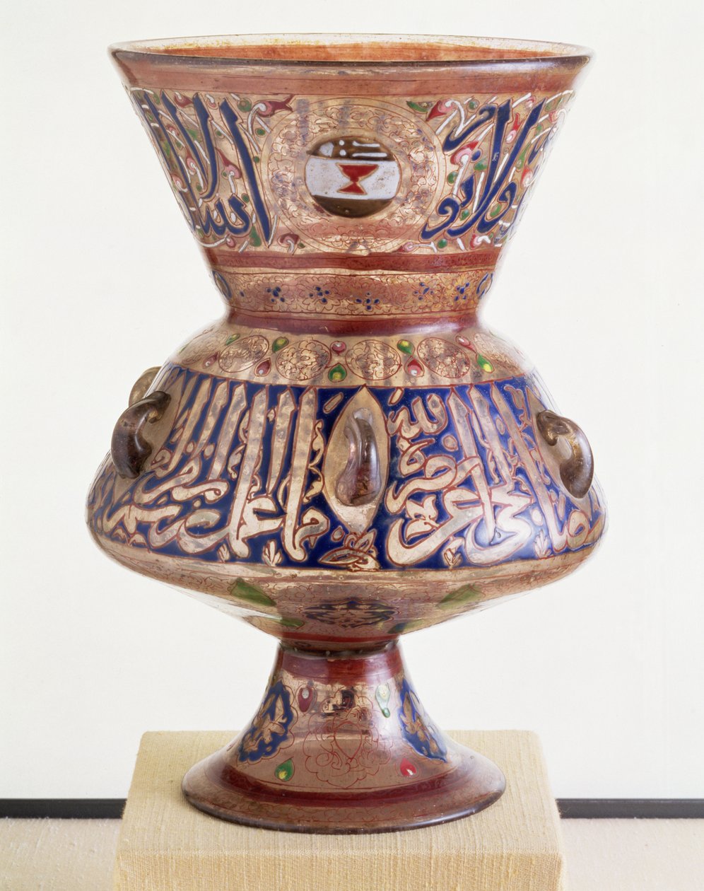 Moskee lamp met vergulde en geëmailleerde decoratie met het blazoen van de schenker, Syrisch door Unbekannt