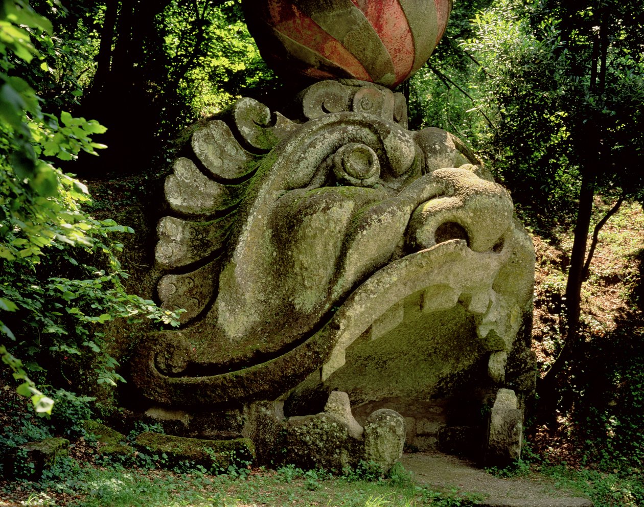 Mond van een fantastische grot in de vorm van een monsterhoofd, uit de Parco dei Mostri (Monsterpark) tuinen aangelegd tussen 1550-63 door de hertog van Orsini, naar ontwerpen van Giacomo Barozzi da Vignola (steen) (foto) door Unbekannt