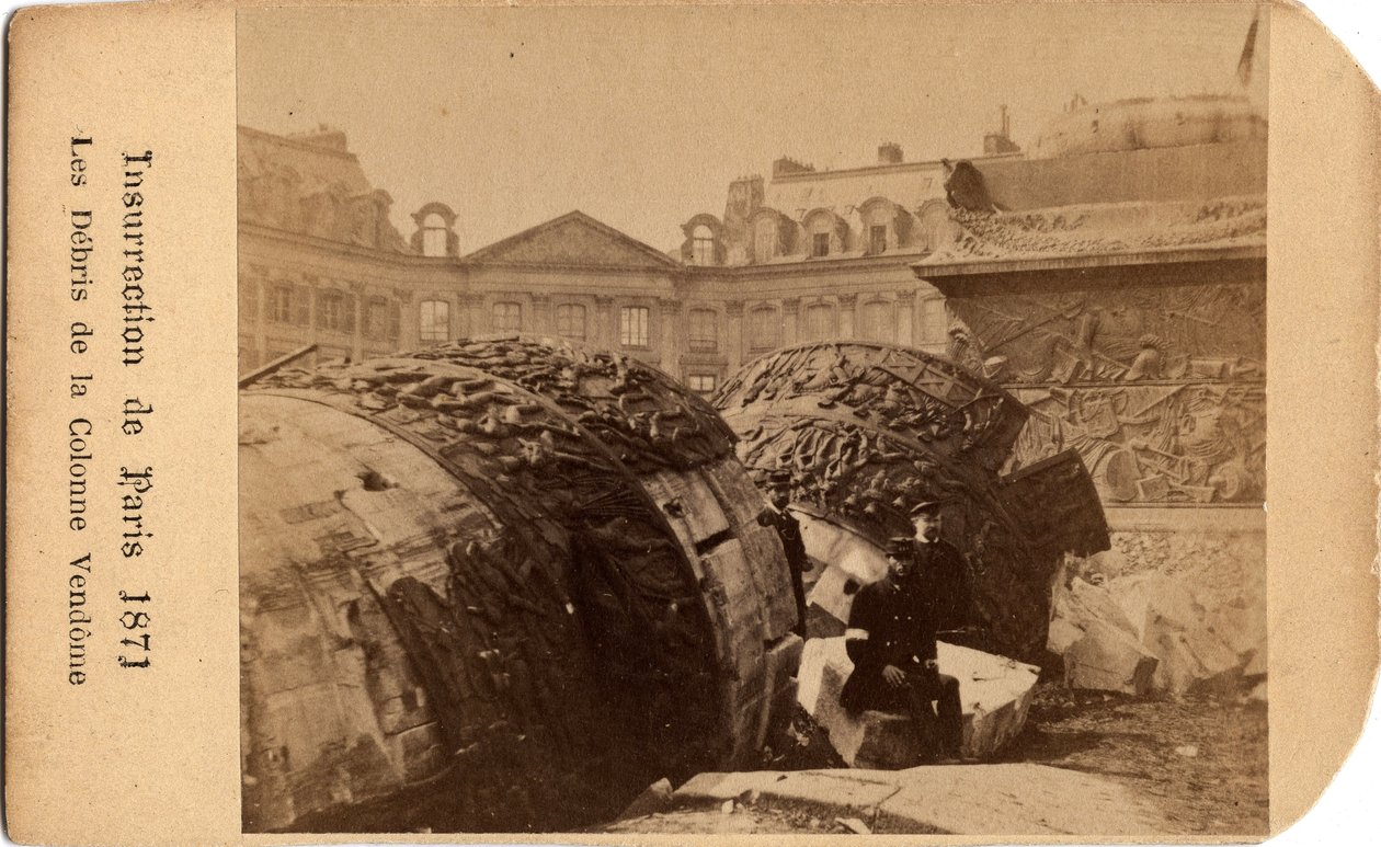 Gemeente Parijs (1871): twee communards poseren bij het puin van de gevallen zuil van Place Vendome in Parijs. Anonieme fotografie. Dim. 10,5x6,4 cm door Unbekannt