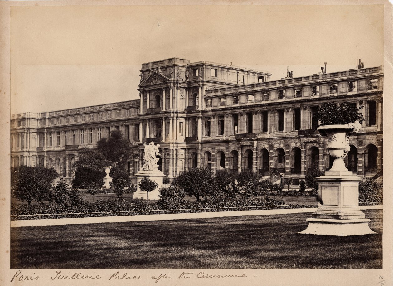 Gemeente van Parijs (1871): uitzicht op het Palais des Tuileries in Parijs rond mei 1871. Anonieme fotografie door Unbekannt