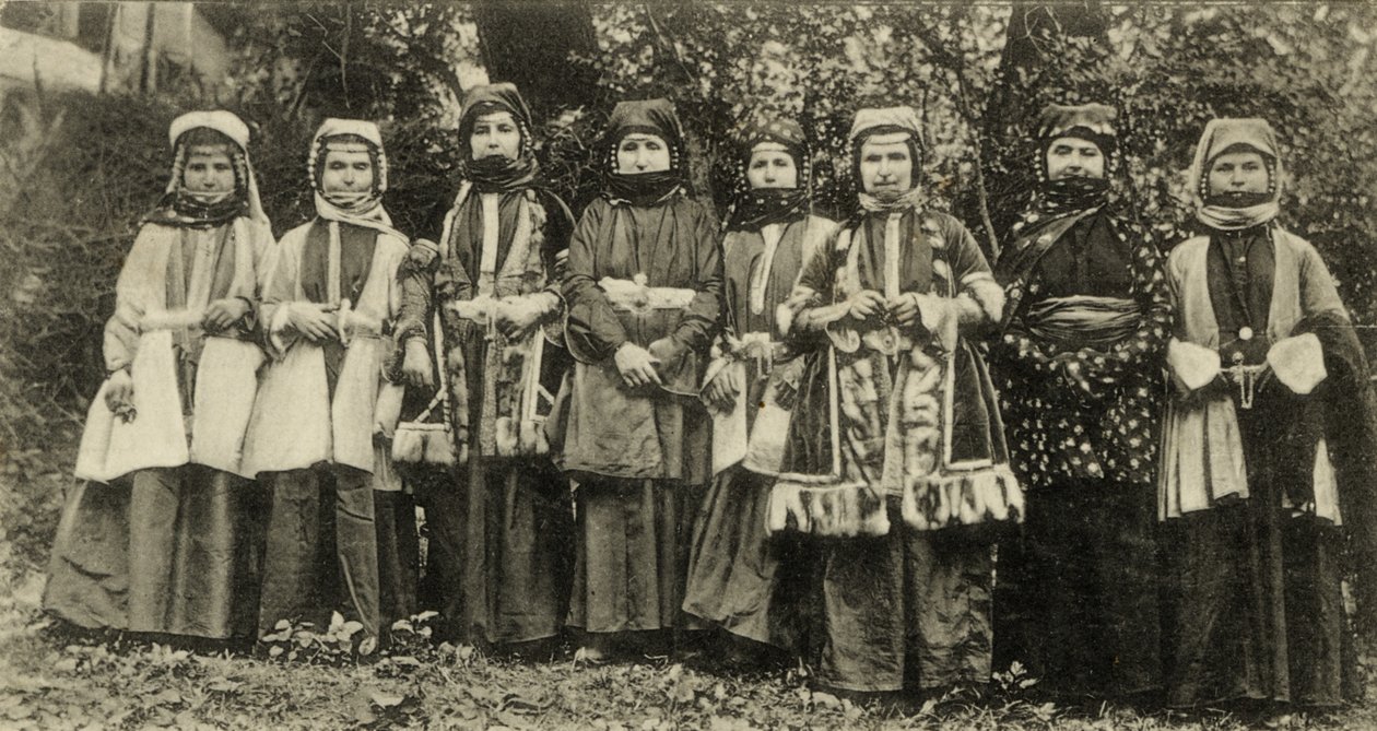Osetini vrouwen in traditionele klederdracht Minderheidsgroep in de Sovjet-Unie door Benjamin Baud