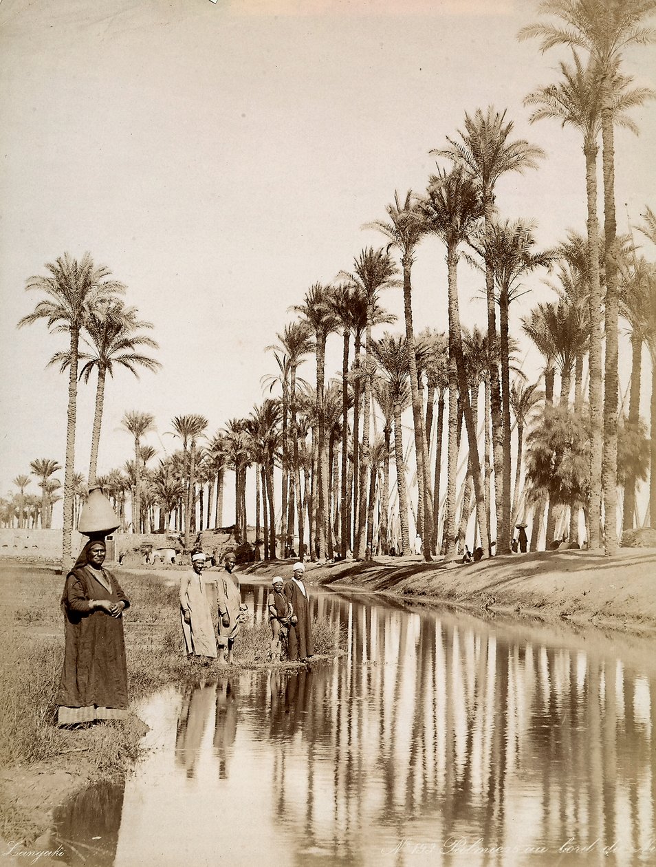 Palmbomen langs de rivier de Nijl. Op de voorgrond mannen in traditionele kleding door Unbekannter Künstler