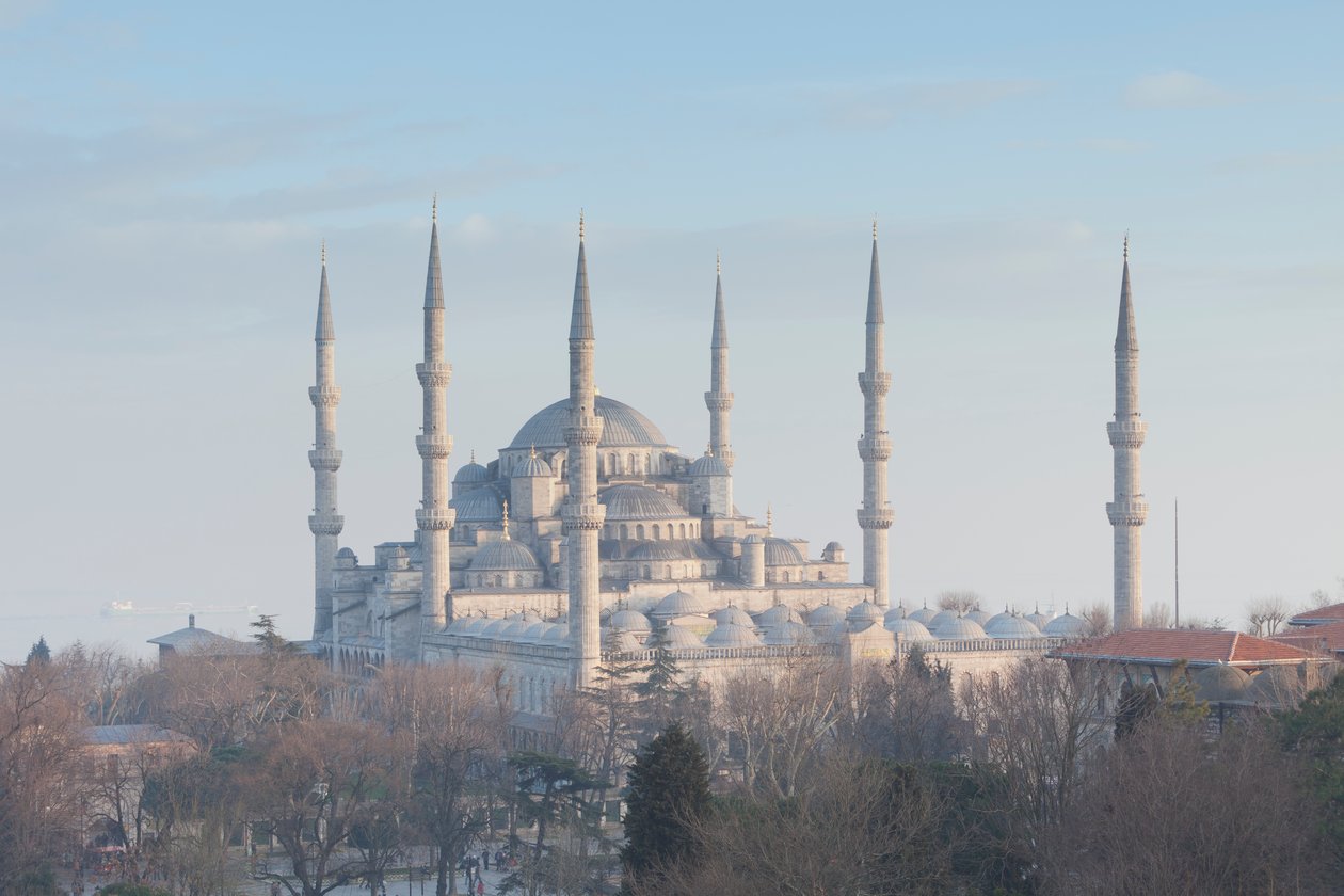 Panoramisch uitzicht op de Blauwe Moskee kort voor zonsondergang, Istanbul, Turkije door Unbekannter Künstler