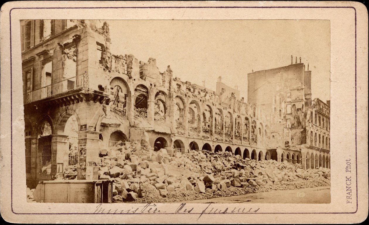 Commune van Parijs (1871): uitzicht op het Ministerie van Financiën in ruïnes in mei 1871. Fotografie Franck. Dim. 10,3X6,9 cm door Unbekannt
