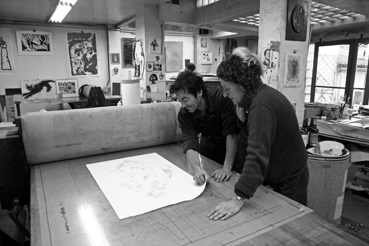 Pascal Gauvard, medeoprichter van de Pasnic graveerwerkplaats, Annie-Paule Thorel, Franse schilder. Ontdekt van gravure na het drukken. Pasnic graveerwerkplaats in Parijs in 2009. door Unbekannt