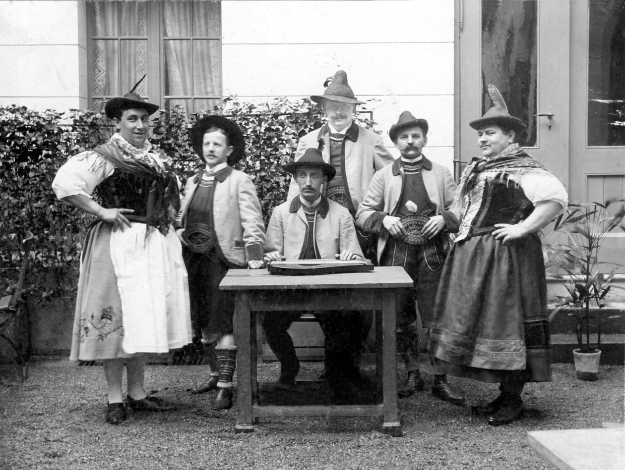 Portret van een groep mannen in traditionele Beierse kostuums, sommigen verkleed als vrouwen (travestieten) ca. 1910 Duitsland door Unbekannter Künstler