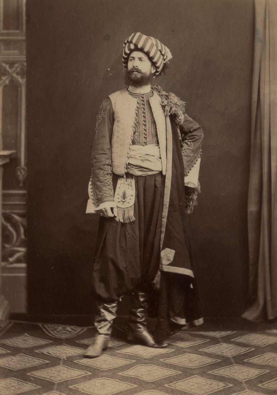 Portret van een man in traditionele Tunesische kleding genomen tijdens de expeditie in Tunesië door Unbekannter Künstler