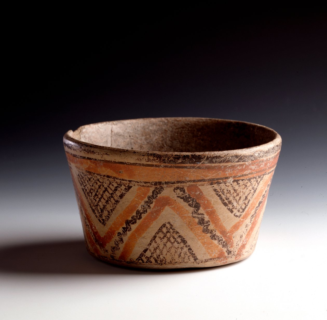 Precolumbiaanse kunst, Maya-beschaving, klassieke periode: polychrome kleisnede versierd met zigzags en driehoeken. Uit Peten, Guatemala door Unbekannt