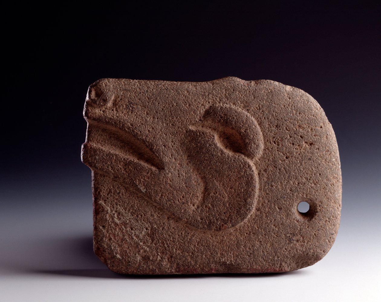 Precolumbiaanse kunst, Maya-beschaving, klassieke periode: zoomorfische bijl in gesneden steen die het hoofd van een hert voorstelt door Unbekannt