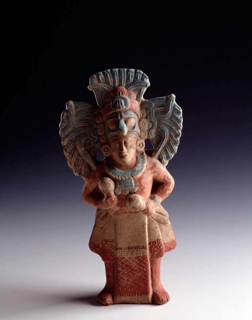 Precolumbiaanse kunst, Maya beschaving, late klassieke periode: beeldje van antropomorf klei dat een staande figuur voorstelt, heeft de functie van muziekinstrument. uit Nebaj, Quiche, Guatemala. Dim. 21x11 cm Guatemala, Museo Nazionale di Archeologia e door Unbekannt
