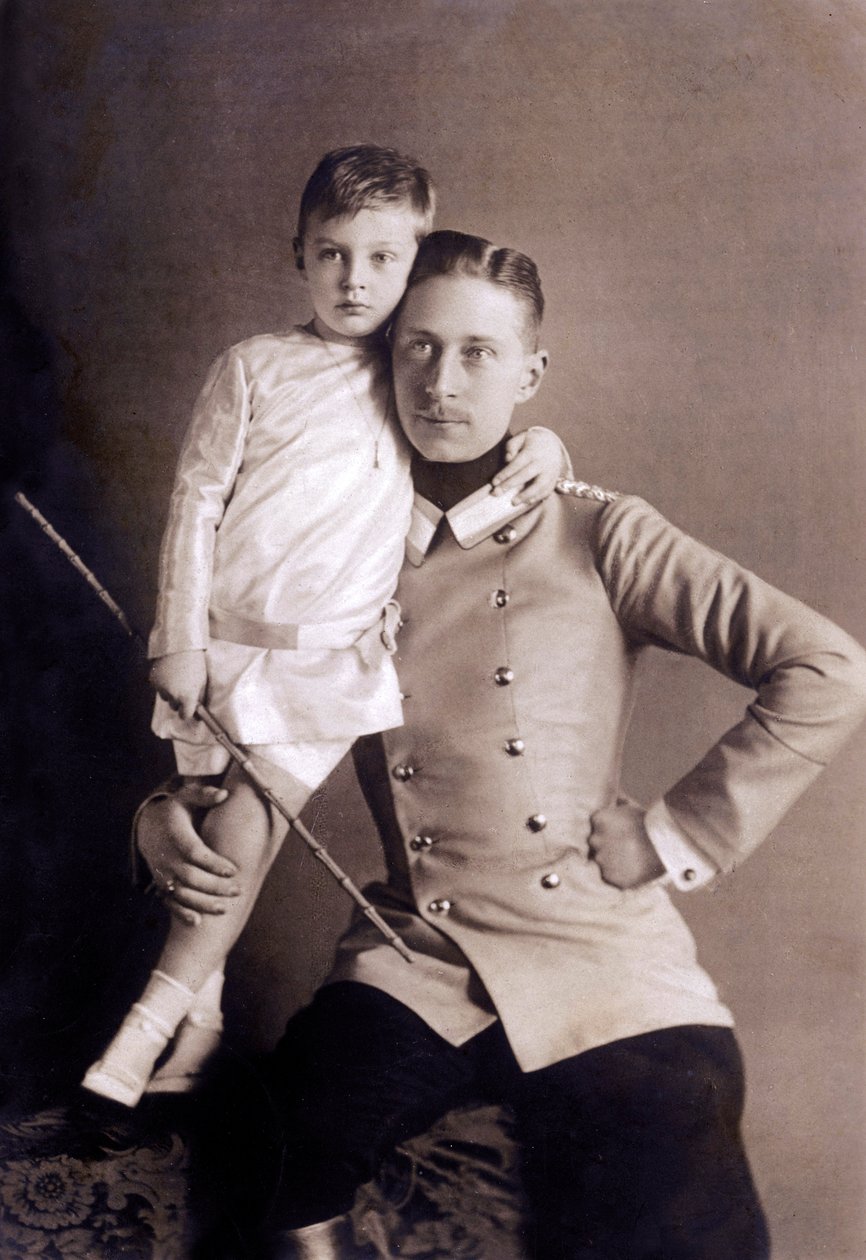 Prins Wilhelm van Hohenzollern (1882-1951) alias Kroonprins, zoon van keizer Wilhelm II, met zijn oudste zoon, ook Wilhelm genoemd, Foto door Selle und Kuntze door Unbekannter Künstler