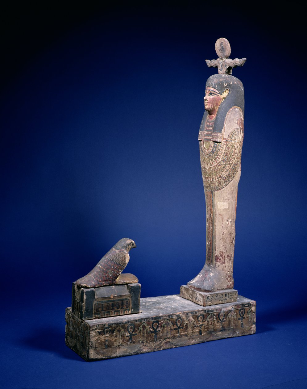Ptah-Soker-Osiris figuur staand op een doosplint tegenover een sarcofaag met een Horusvalk, grafobject, Egyptisch, Ptolemaeïsche Periode, ca. 200 v.Chr. door Unbekannt