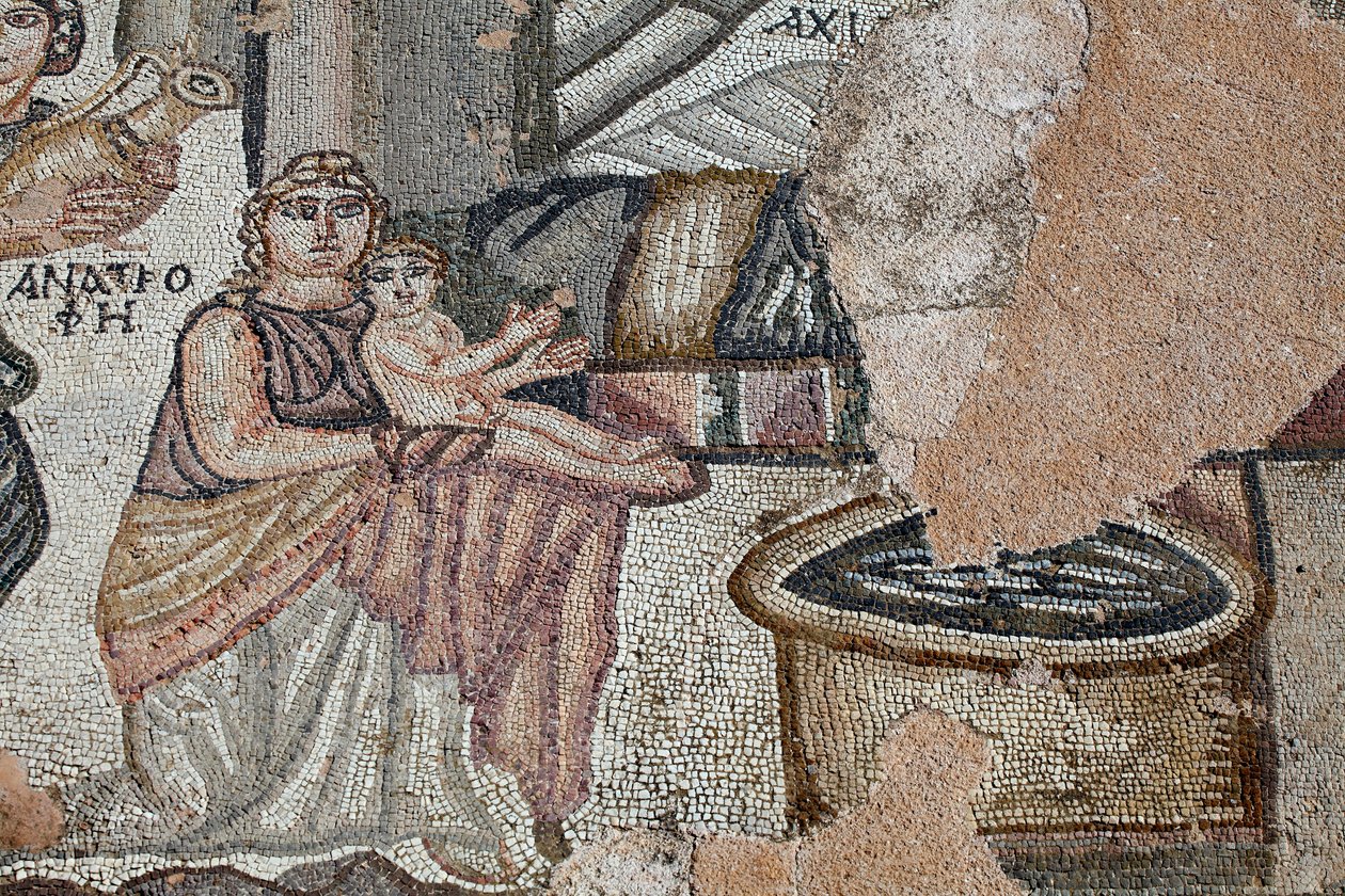 Voorstelling van de pasgeboren Achilles met zijn verpleegster Anatrophe en Ambrosia, Symbool van het voedsel van de goden en onsterfelijkheid, die water brengt in een gouden kruik - Detail van het paneel dat het eerste bad van Achilles voorstelt - Paphos M door Unbekannt