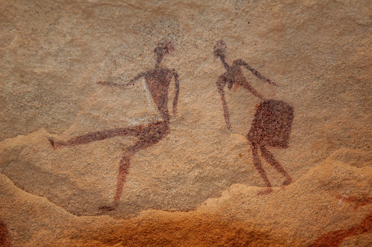 Rotstekeningen, Prehistorie: Detail van een rotsschildering van twee figuren (koppel) in een versierd onderkomen, in het Uweinat-massief, Egypte. Fotografie door Unbekannt