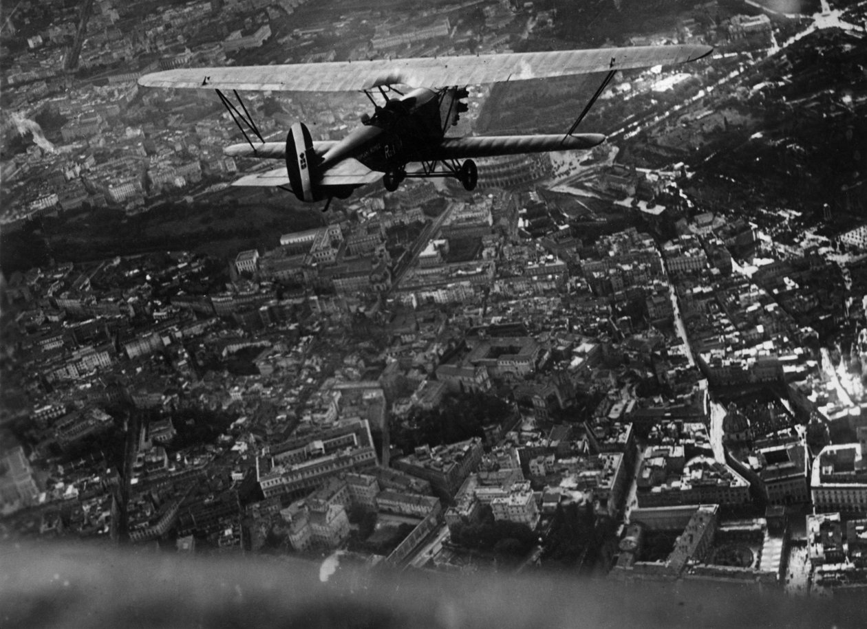Rome (Italië), circa 1930: Italiaanse luchtvaartminister Italo Balbo (1896-1940) vliegt over de stad aan boord van een 