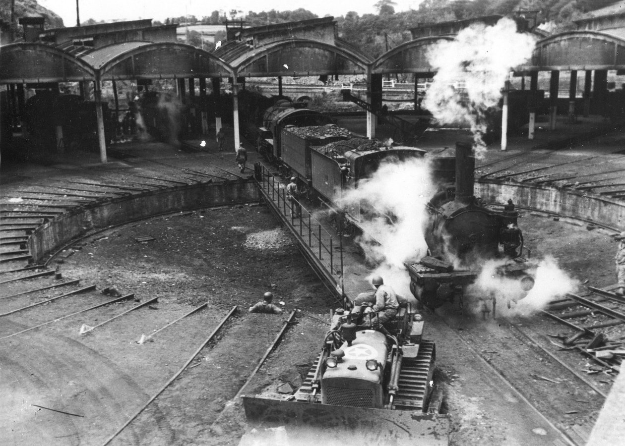 Tweede Wereldoorlog (1939-1945): Cherbourg (Manche) Frankrijk juli 1944: Geniesoldaten van het Amerikaanse leger geholpen door Franse spoorwegarbeiders herstellen spoorwegrotunda door Unbekannt