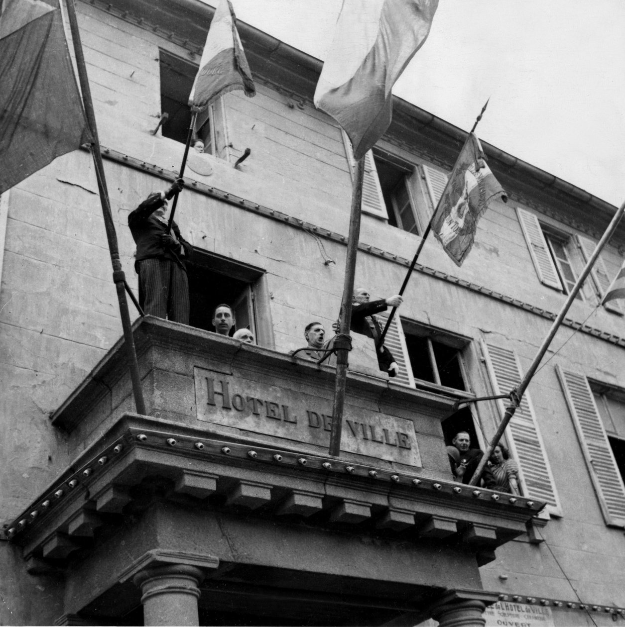 Tweede Wereldoorlog (1939-1945): Cherbourg (Manche) Frankrijk 20 augustus 1944: Tijdens zijn bezoek spreekt generaal De Gaulle (President van het Comité de Liberation Nationale) de Cherbourgeois toe vanaf het balkon van het stadhuis. door Unbekannt