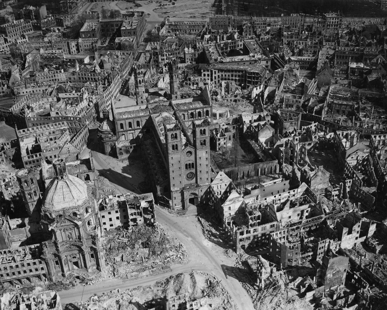 Tweede Wereldoorlog (1939-1945): Würzburg (Duitsland) 11 april door Unbekannt