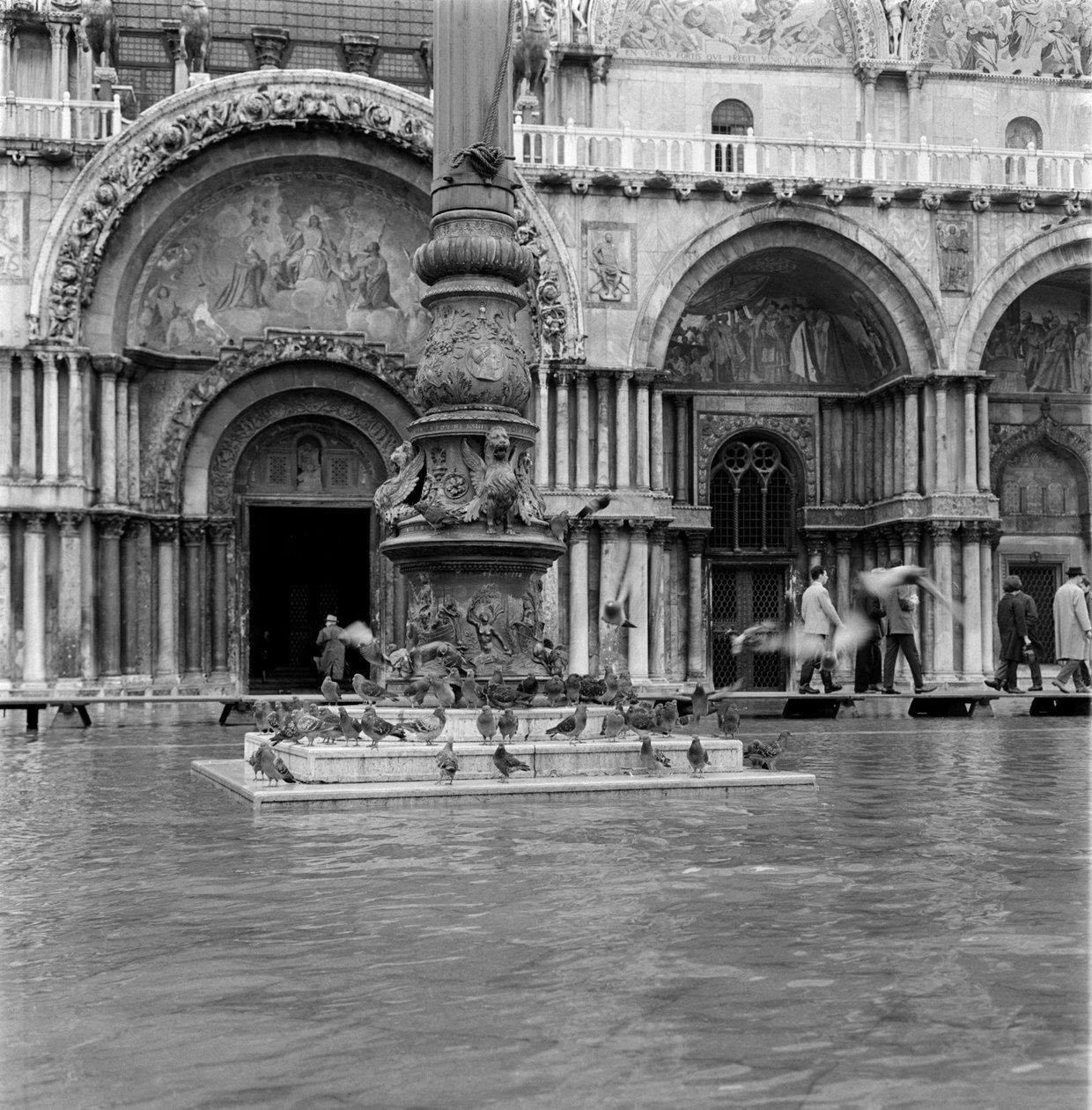 Het San Marcoplein tijdens de overstromingen in Venetië (fenomeen van acqua alta) - Jaren 1960 door Unbekannt