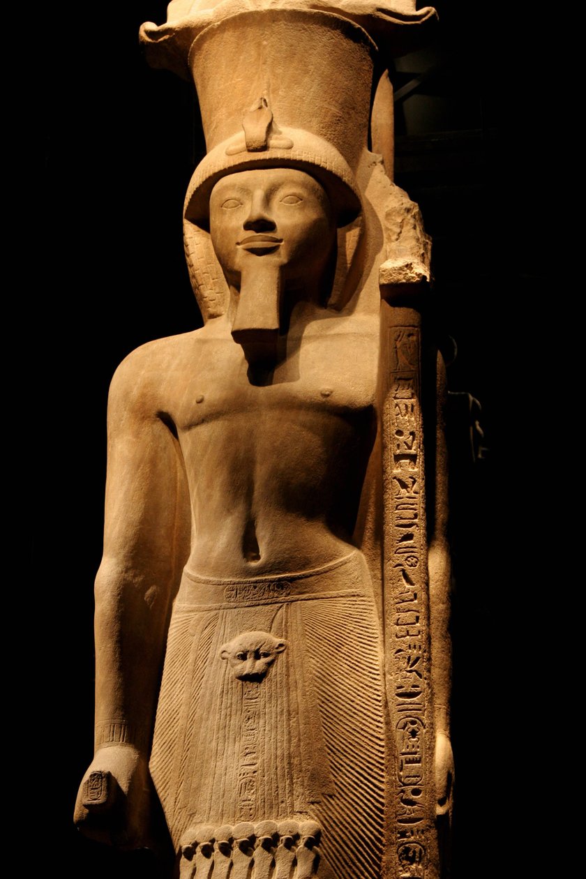 Standbeeld van Farao Sethi II (Seti of Sety) (1200-1194 v.Chr.) van de 19e dynastie in roze gres, het draagt een scepter met het symbool van de god Amon, Egyptisch Museum van Turijn. door Unknown