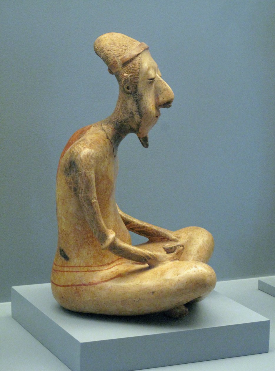 Beeldje van een mediterende oude man, Lagunillas, Laat-Preklassieke tot Vroeg-Klassieke periode, 300 v.Chr.-600 n.Chr. door Unbekannt