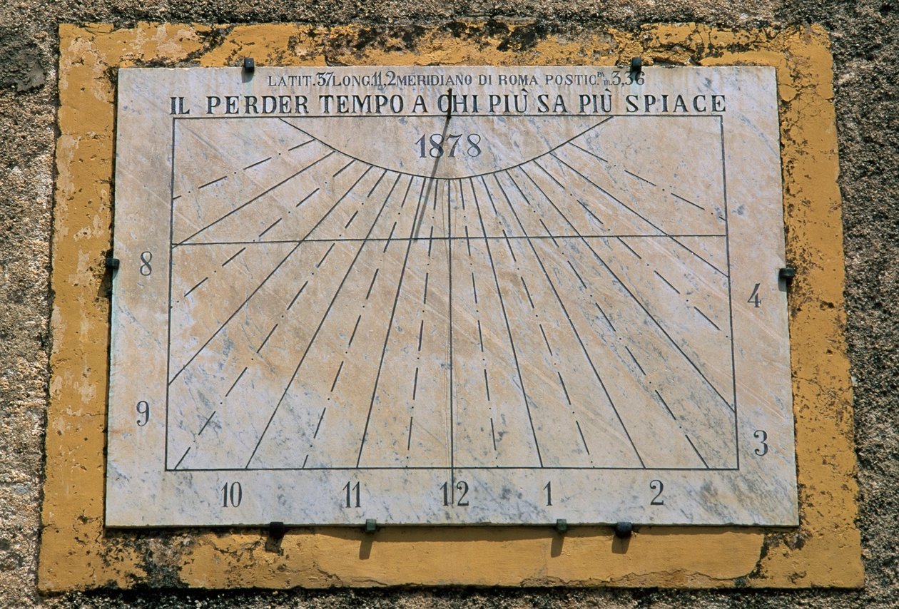 Zonnewijzer, zijmuur van de Kerk van Maria Santissima Assunta, Palazzo Adriano, Sicilië, Italië door Benjamin Baud