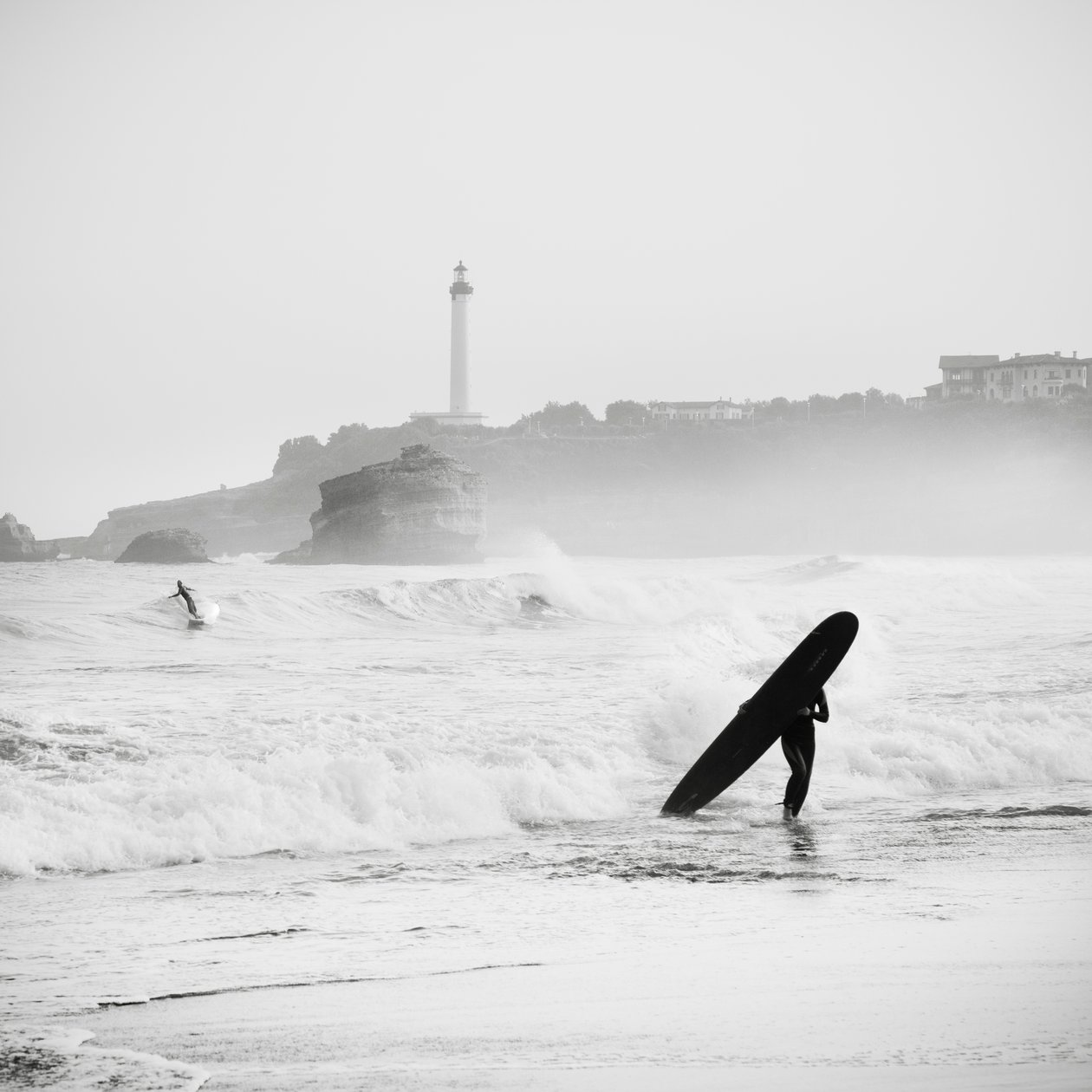 Surf au Grand Plage, Frankrijk, 2012 door Leopold Blonder