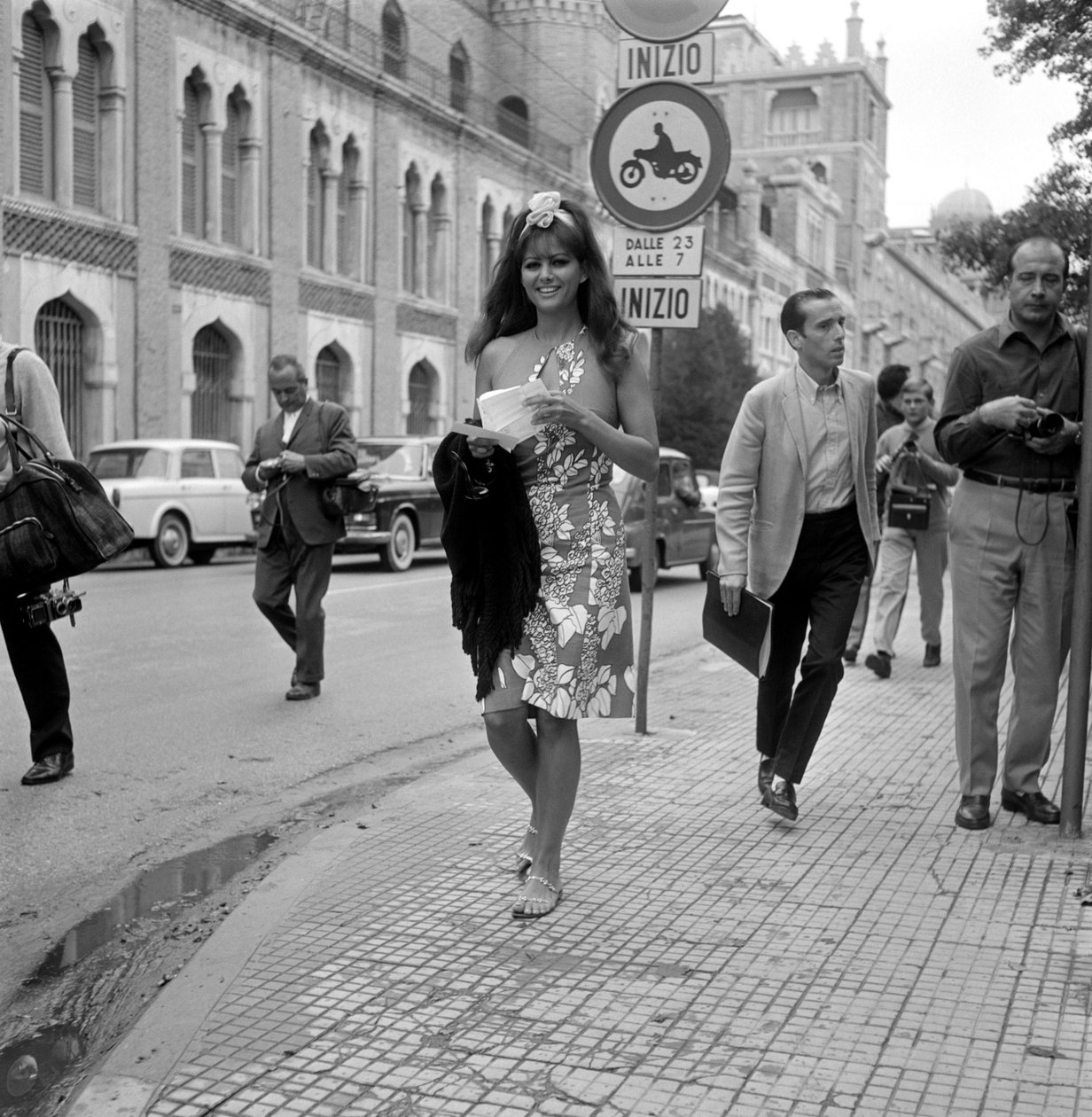 De actrice Claudia Cardinale op het internationale filmfestival in Lido, Venetië - 1965 door Unbekannt