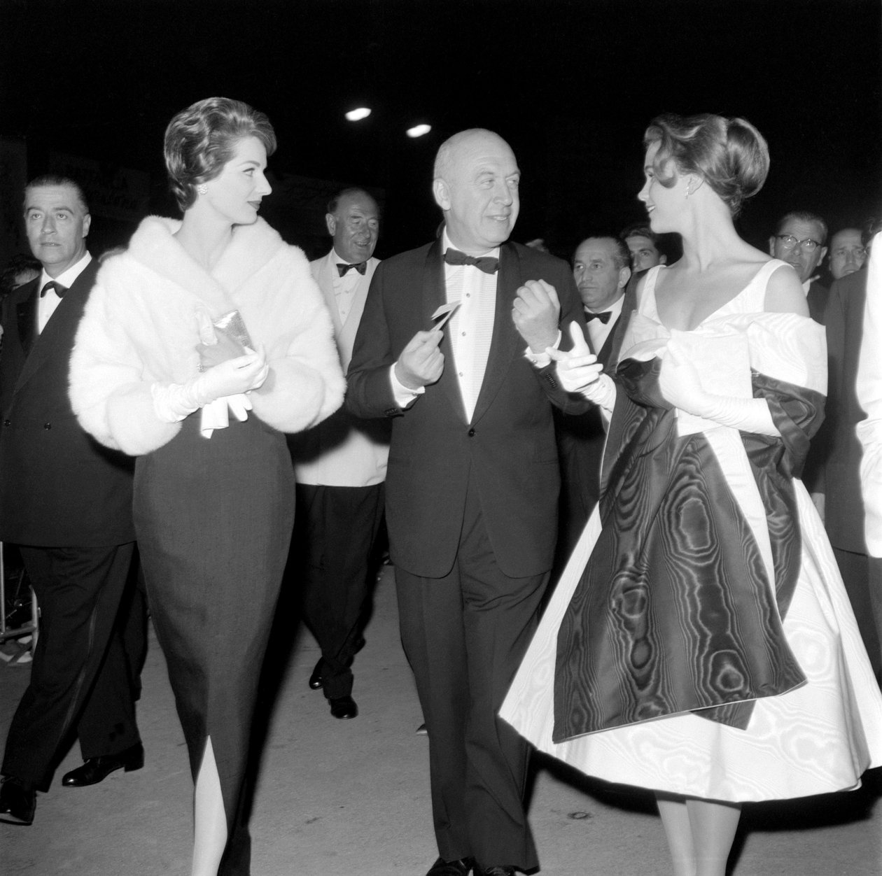 De actrice Lee Remick met de regisseur Otto Preminger en zijn vrouw Hope Bryce op het internationale filmfestival in Lido, Venetië - 1959 door Unbekannt