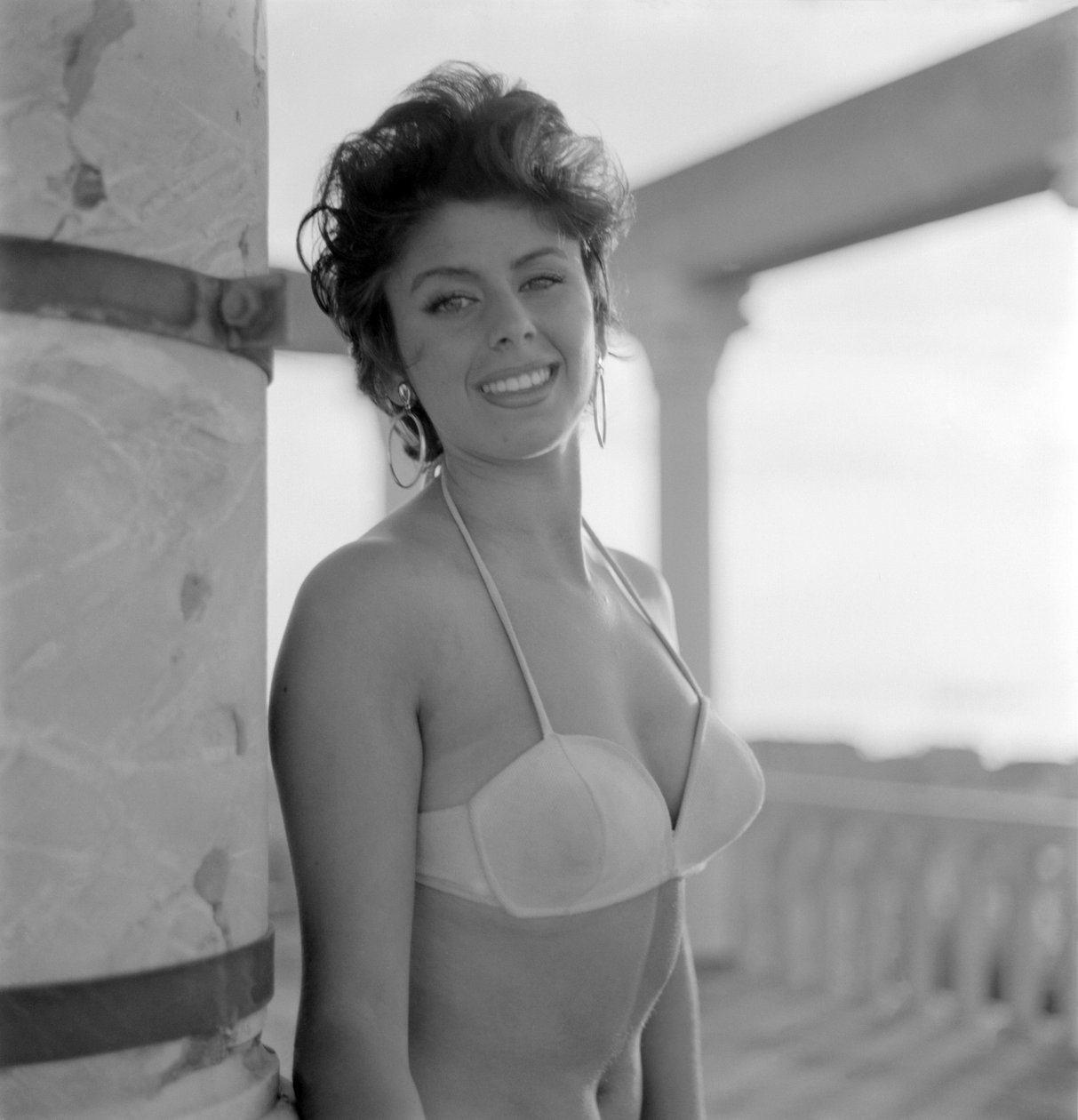 De actrice, ster Celina Cely op het strand van Venetië Lido - 1957 door Unbekannt