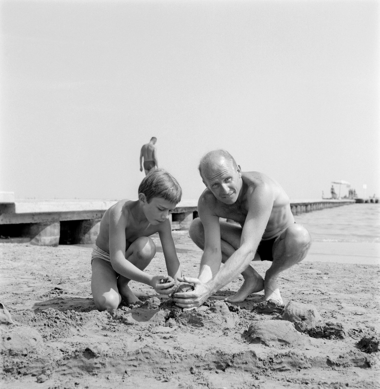 De regisseur Albert Lamorisse met zijn zoon de acteur Pascal Lamorisse op het strand van Lido in Venetië - 1960 door Unbekannt