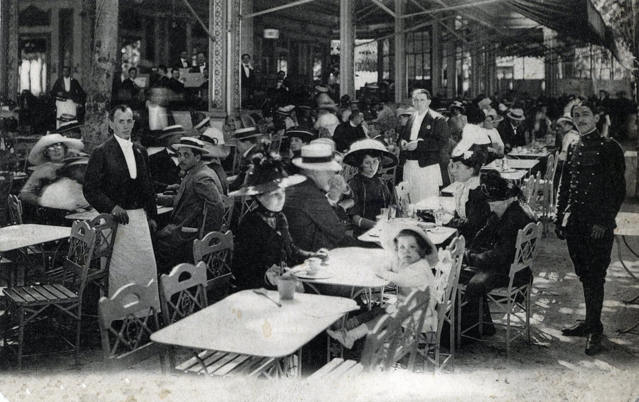 Thermisch toerisme: uitzicht op een restaurant in Vichy en zijn clientèle van kuurgasten, Allier ca. 1905 door Unbekannter Künstler