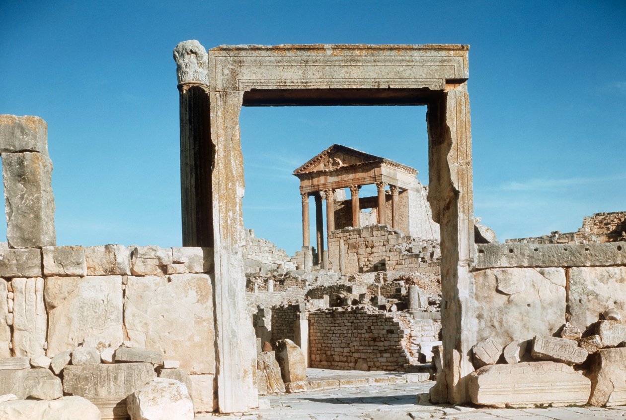Tunesië, Dougga, Romeinse ruïnes van het Capitool gezien door Dar el Acheb poort door Benjamin Baud