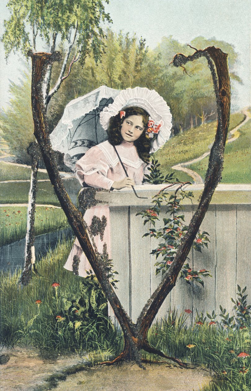 V : Een jong meisje in een roze jurk, een kapje op haar hoofd, een parasol in haar hand, staat in een landelijke omgeving - Alphabet personages Ref Th. E., L. Theochrom - Serie 994. Theodor Eisman, uitgever, Leipzig door Unbekannt