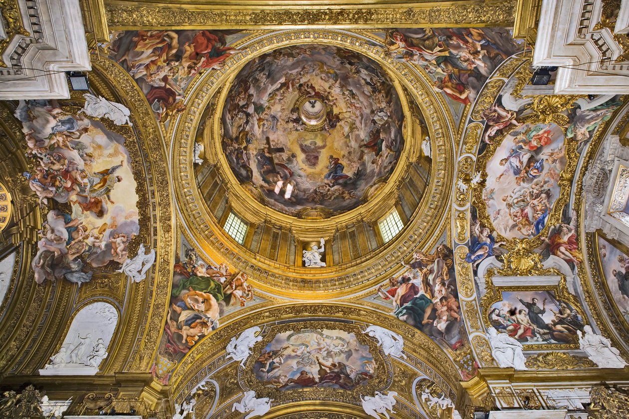 Zicht op de koepel, de pendentieven, de fouten van het transept en het antekoor met fresco