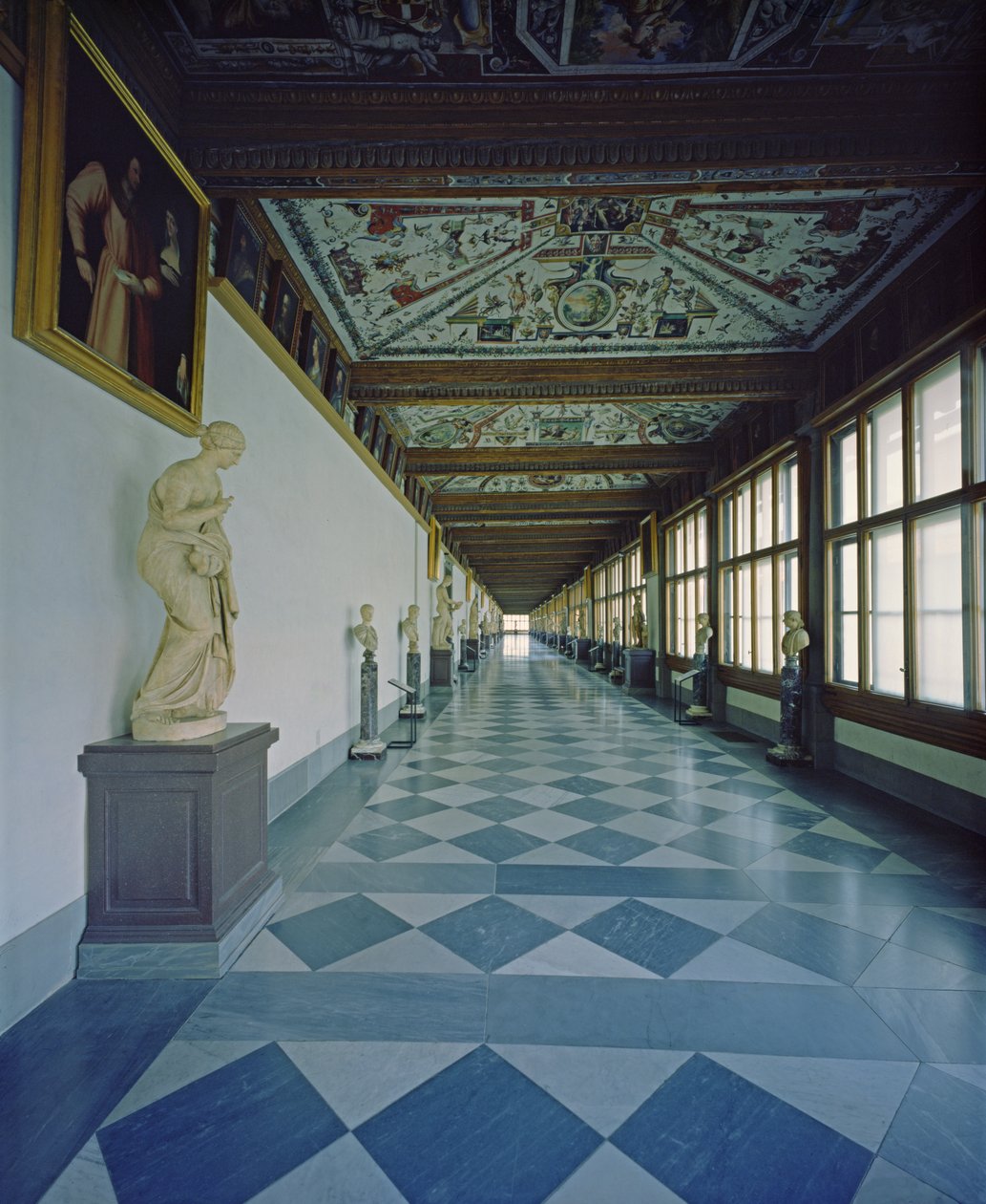 Uitzicht op de eerste gang, ontworpen door Vasari (1511-1574) en Bernardo Buontalenti (1531-1608) 1560-80 door Unbekannt